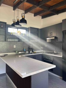 Phân biệt Quartzite tự nhiên và Quartz nhân tạo khi mua đá