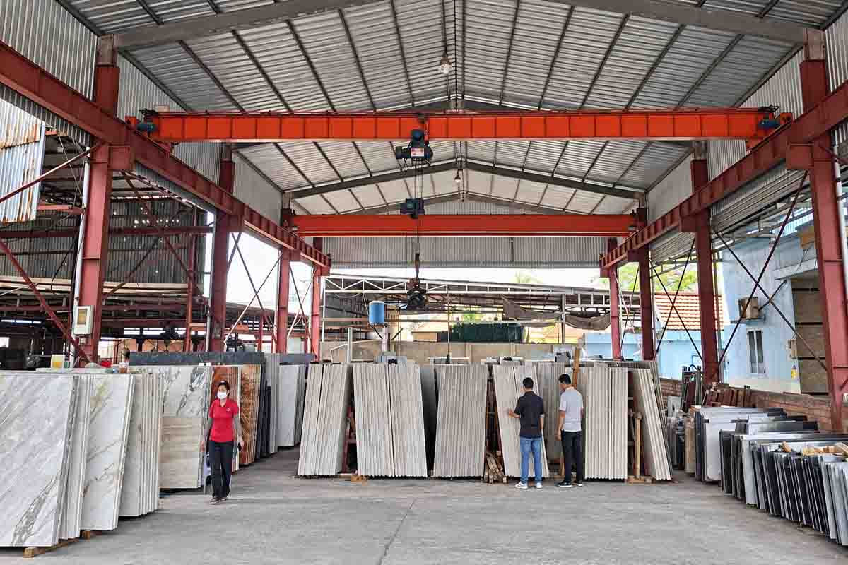 Khách hàng xem hai slab Quartz và đá nung kết tại kho